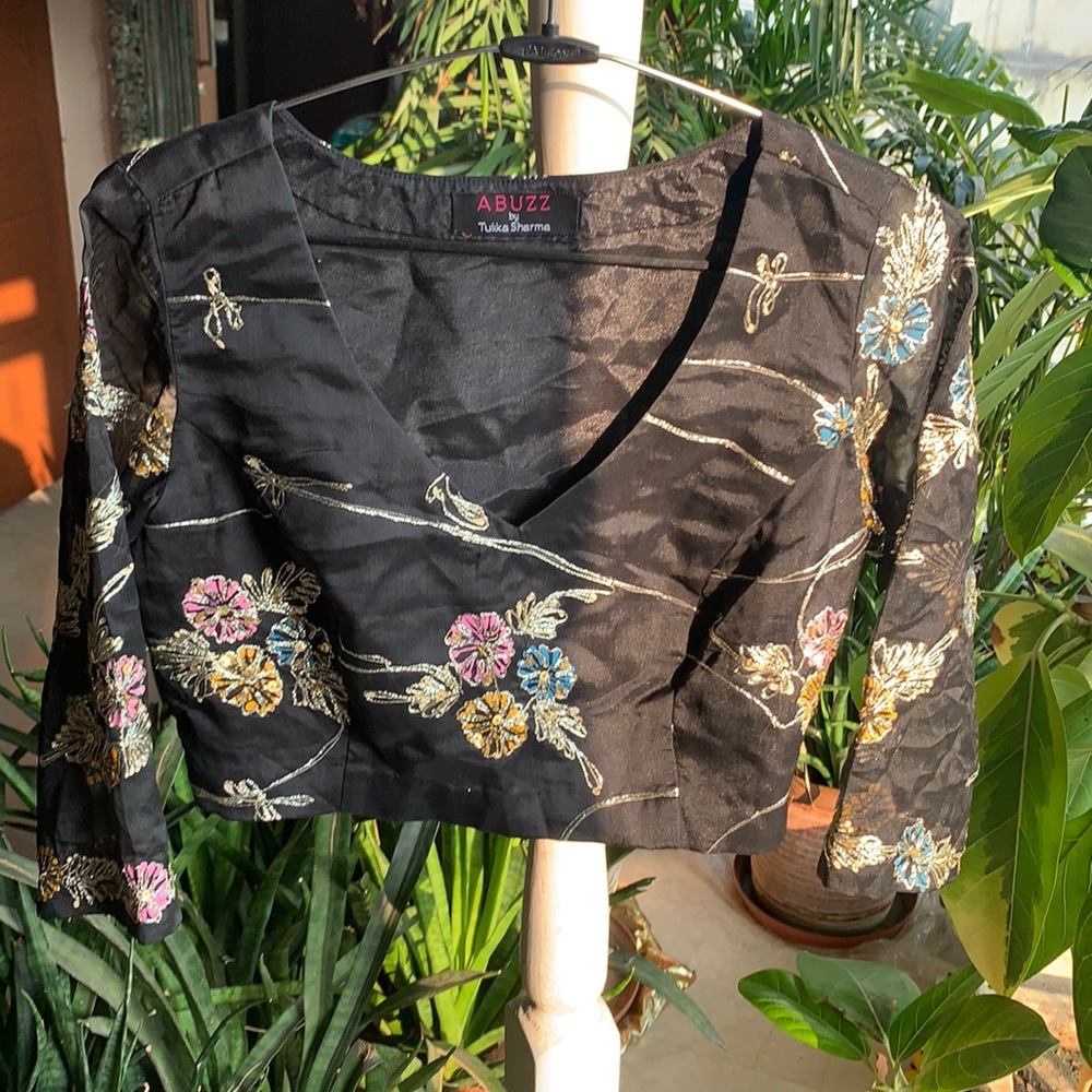 saree blouse. Back covered.Deep neck. Elbow sleeves. Can Wear as cropped top! - Picture 1 of 7